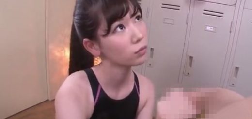 【明里つむぎ】競泳水着の美少女JKが、ロッカールームで先輩のチ○ポとアナルを舐め上げる